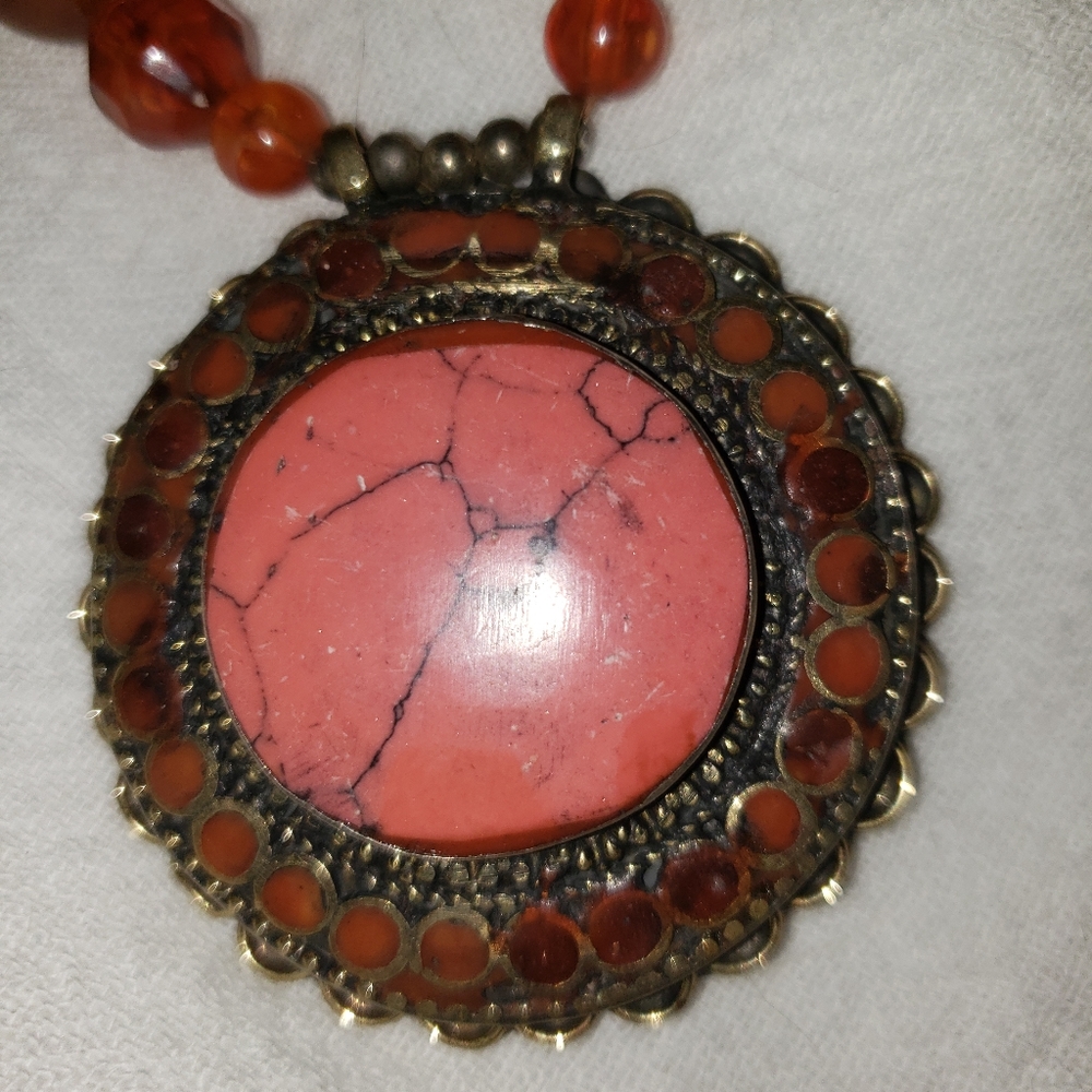 Pink howlitte gem stone in pink howlitte beads. Necklace .